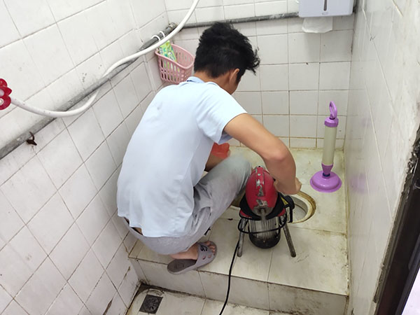 沙洋管道堵塞冒臭气 专业师傅现场解决问题